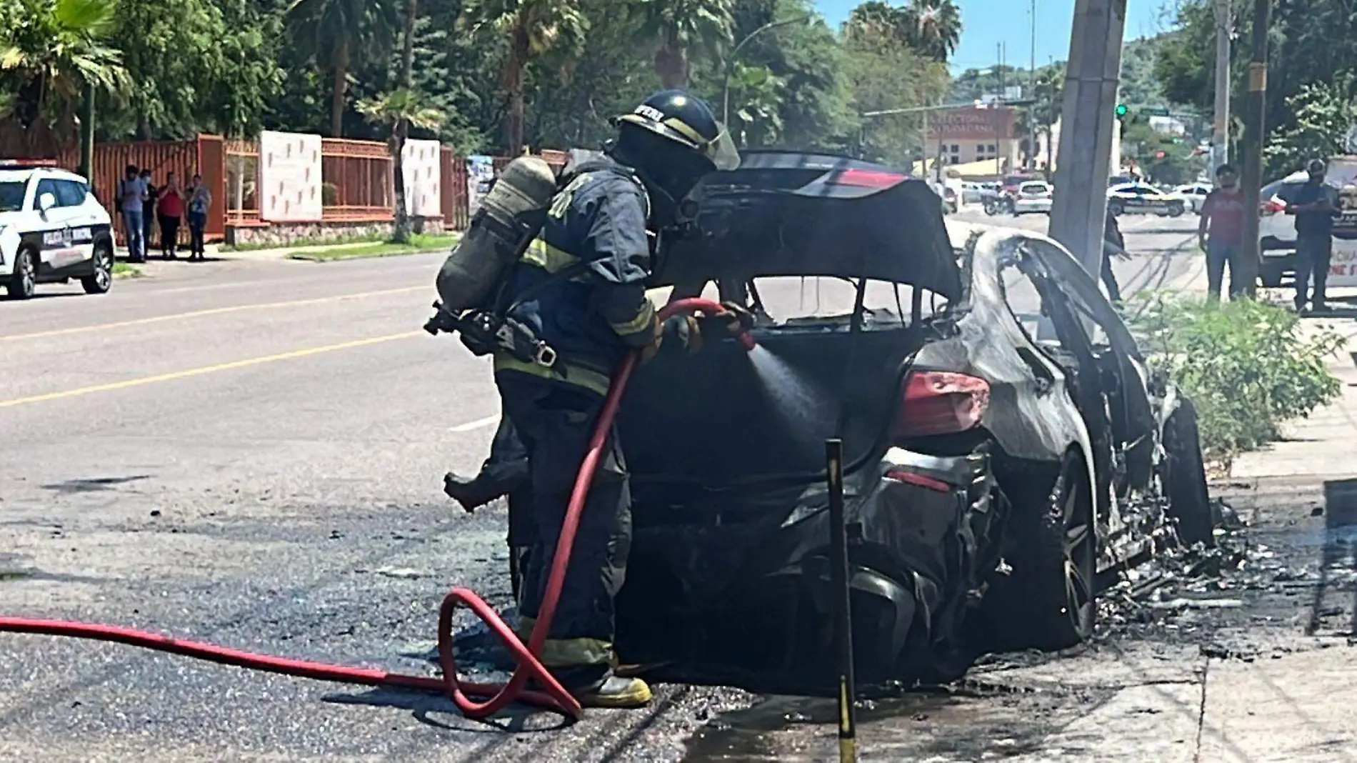 auto incendiado fuera de estancia infantil